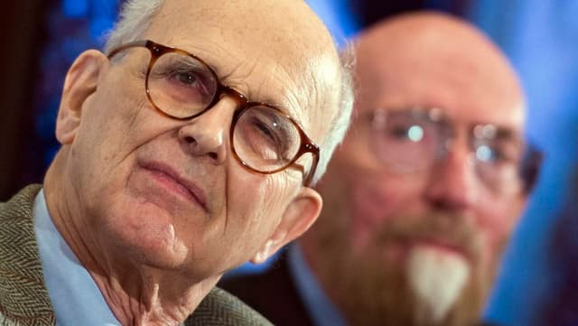 Die Physiker Rainer Weiss (vorne) und Kip Thorne vor der Presse in Washington. Die Physiker Rainer Weiss (vorne) und Kip Thorne vor der Presse in Washington.