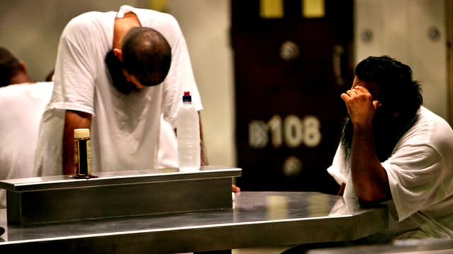 Zwei Häftlinge in Guantánamo. Zwei Häftlinge in Guantánamo.
