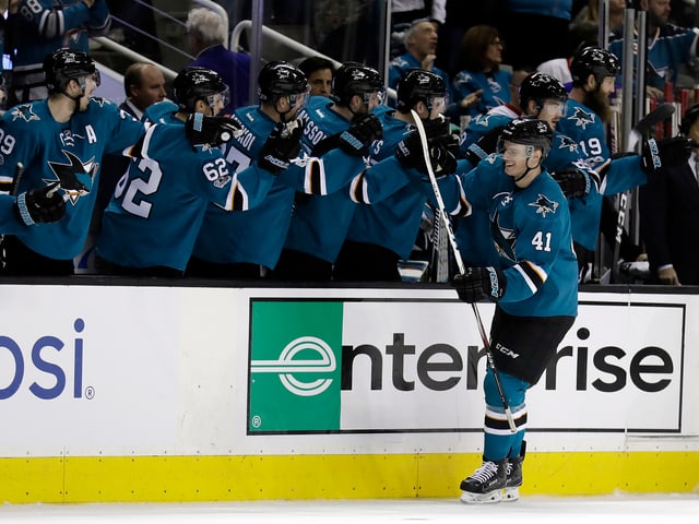 Mirco Müller freut sich nach seinem ersten NHL-Tor