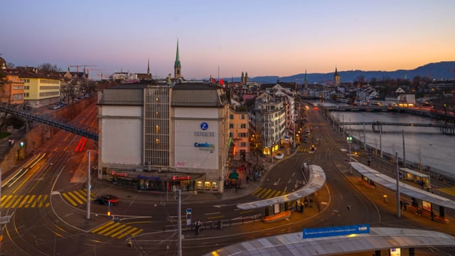 Blick über das abendliche Central und die Limmat Richtung Albiskette. Blick über das abendliche Central und die Limmat Richtung Albiskette.