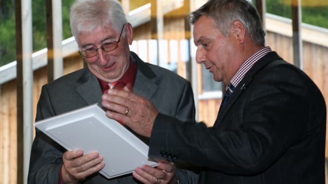 Urs Häusermann (dretg), igl president communal da Vaz ha surdà il premi cultural da Vaz a Fritz Ludescher. Urs Häusermann (dretg), igl president communal da Vaz ha surdà il premi cultural da Vaz a Fritz Ludescher.