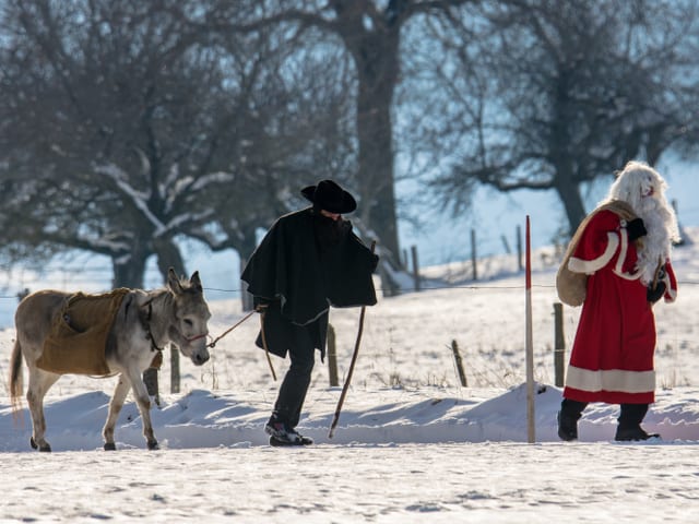 Der Samichlaus ist schon unterwegs und freut sich über Schnee und Sonnenschein