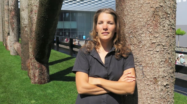 Eine Frau lehnt sich an einen Baumstamm. Eine Frau lehnt sich an einen Baumstamm.