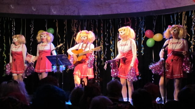 Cheerleader in rosa Kleidern und mit Pompons. Cheerleader in rosa Kleidern und mit Pompons.