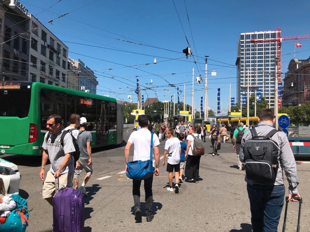 Zahlreiche Taxis, Busse, Trams, Velofahrerinnen und Fussgänger überqueren täglich den Centralbahnplatz Zahlreiche Taxis, Busse, Trams, Velofahrerinnen und Fussgänger überqueren täglich den Centralbahnplatz