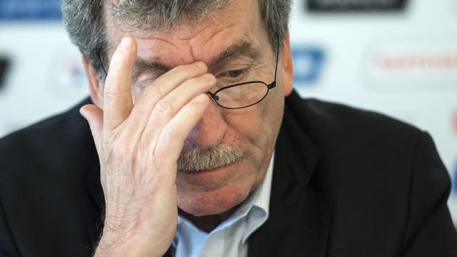 Porträt von Heinrich Schifferle, der sich mit der Hand ins Gesicht greift. Porträt von Heinrich Schifferle, der sich mit der Hand ins Gesicht greift.