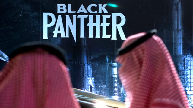 Zwei Männerköpfe in traditioneller Kleidung vor dem Schriftzug «Black Panther». Zwei Männerköpfe in traditioneller Kleidung vor dem Schriftzug «Black Panther».