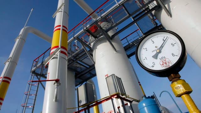 Druckmesser einer Gasleitung im Hintergrund Silos Druckmesser einer Gasleitung im Hintergrund Silos