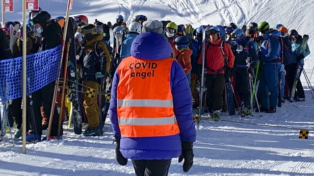 Skifahrer beim Anstehen in Verbier. Skifahrer beim Anstehen in Verbier.