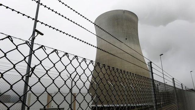 AKW Leibstadt mit Kühlturm hinter Metallzaun AKW Leibstadt mit Kühlturm hinter Metallzaun