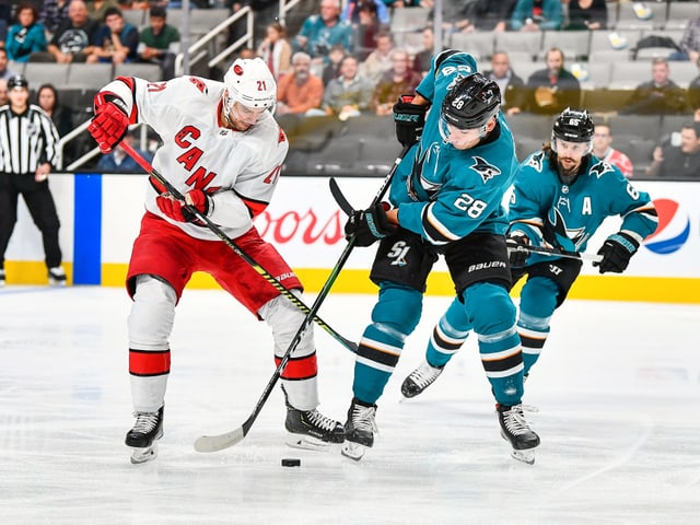 Timo Meier setzt sich gegen Landsmann Nino Niederreiter durch. Timo Meier setzt sich gegen Landsmann Nino Niederreiter durch.