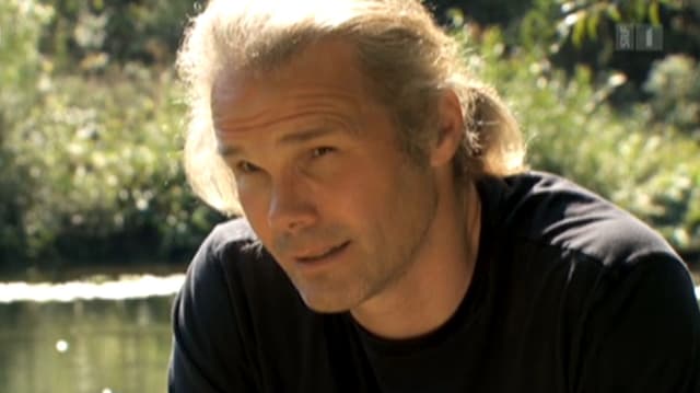 Christopher Exley bei einem Interview an einem See. Christopher Exley bei einem Interview an einem See.