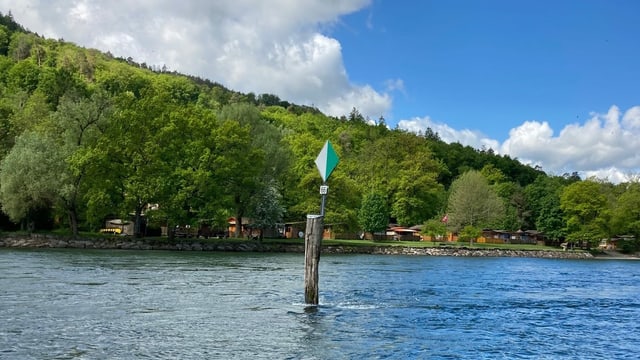 Die alte Wiffe im Rhein, die für Boote sehr gefährlich sein kann, weil sie nicht beweglich ist. Die alte Wiffe im Rhein, die für Boote sehr gefährlich sein kann, weil sie nicht beweglich ist.