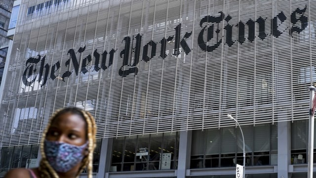 Gebäude mit riesigem Schriftzug «New York Times». Gebäude mit riesigem Schriftzug «New York Times».