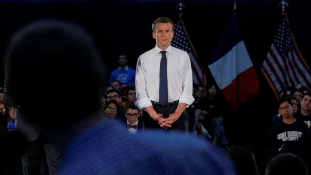 Emmanuel Macron hört zu Emmanuel Macron hört zu