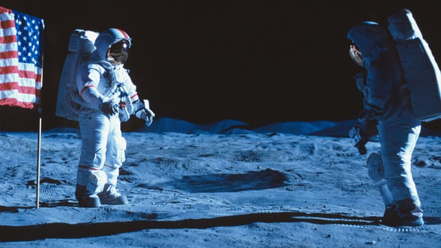Die Astronauten Neil Armstrong und Edwin Aldrin landeten als erste Menschen auf dem Mond. Die Astronauten Neil Armstrong und Edwin Aldrin landeten als erste Menschen auf dem Mond.