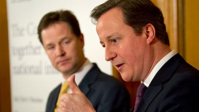 Cameron (rechts) und Clegg präsentieren ihre Halbzeitbilanz. Cameron (rechts) und Clegg präsentieren ihre Halbzeitbilanz.