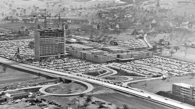 Der Parkplatz und das Shopping-Center von Spreitenbach, aufgenommen aus der Luft. Der Parkplatz und das Shopping-Center von Spreitenbach, aufgenommen aus der Luft.