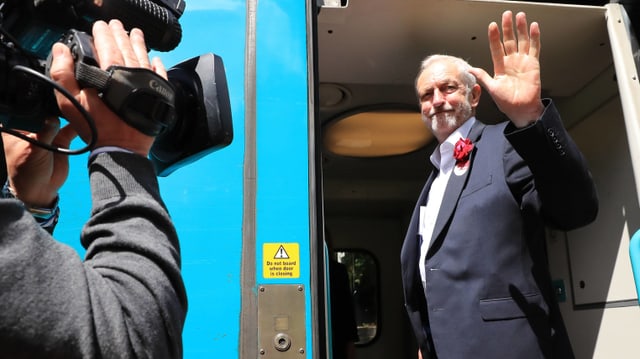Jeremy Corbyn in einem Zug Jeremy Corbyn in einem Zug