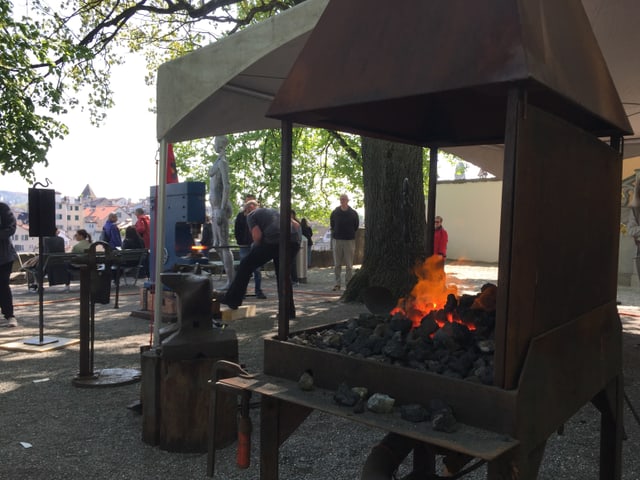 Ein Feuer glüht in einer Art grossen Grill. Ein Feuer glüht in einer Art grossen Grill.