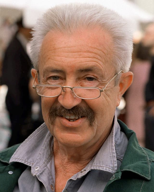 Egon Günther lacht. Er trägt eine Brille. Egon Günther lacht. Er trägt eine Brille.