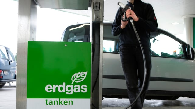 Ein Auto an einer Zapfsäule mit der Aufschrift «Erdgas tanken». Ein Auto an einer Zapfsäule mit der Aufschrift «Erdgas tanken».