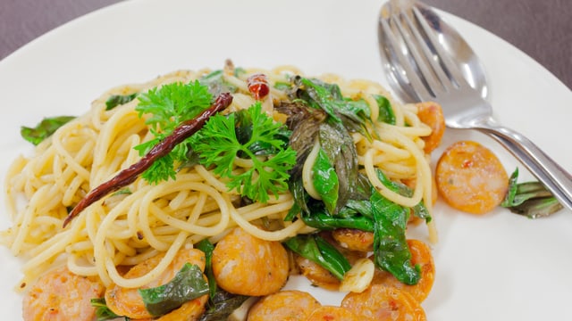 Spaghetti mit Wurst, Kräutern und einer Chili Spaghetti mit Wurst, Kräutern und einer Chili