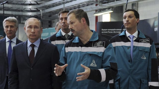 Gruppe von Männern in Russland auf Besichtigung einer Fabrik. Gruppe von Männern in Russland auf Besichtigung einer Fabrik.