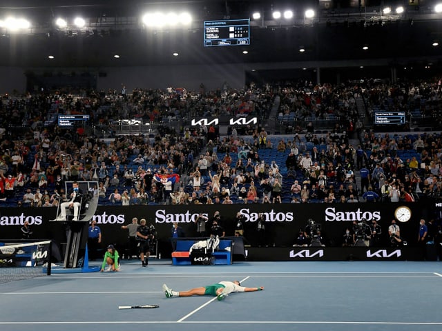Novak Djkovic liegt am dem Rücken. Novak Djkovic liegt am dem Rücken.