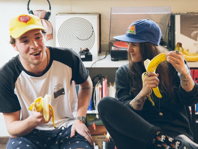 Alex Ganz ist 23 Jahre alt und «Homemade-Tätowierer». Heisst er hat es nie offiziell in einem Studio gelernt und tätowiert da, wo er gerade ist. Was hinter dem Trend steckt, zeigt er mir. Ah ja und wir haben tätowierte Bananen gemampft.