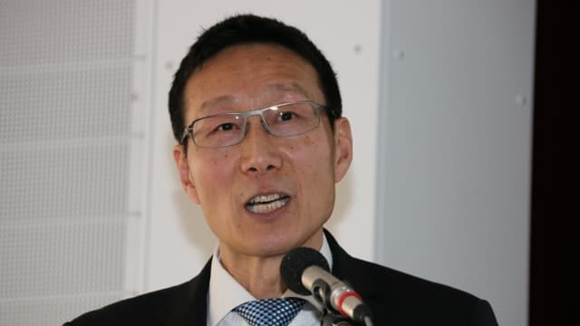 Zen-Jiang Wang da la fundaziun Bildungsanker. Zen-Jiang Wang da la fundaziun Bildungsanker.