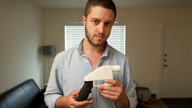 Cody Wilson hält eine mittels 3D-Drucker hergestellte Pistole Cody Wilson hält eine mittels 3D-Drucker hergestellte Pistole