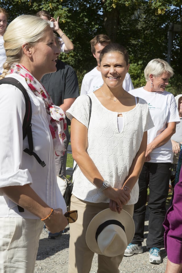 Prinzessin Mette-Marit und Prinzessin Victoria in weissen Oberteilen. Prinzessin Mette-Marit und Prinzessin Victoria in weissen Oberteilen.