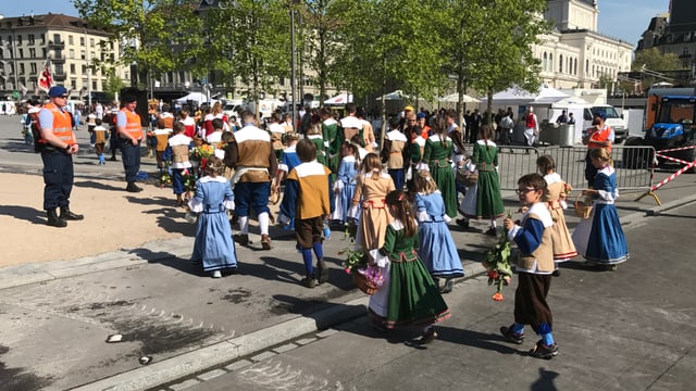 Kleine Kinder in blauen und grünen Röcken Kleine Kinder in blauen und grünen Röcken
