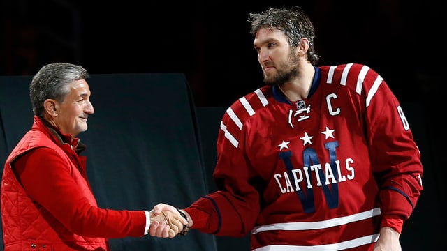 Capitals-Eigner Ted Leonsis beim Handshake mit Owetschkin. Capitals-Eigner Ted Leonsis beim Handshake mit Owetschkin.