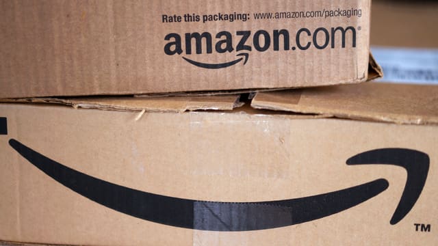 Amazon-Logo auf Kartonschachteln Amazon-Logo auf Kartonschachteln