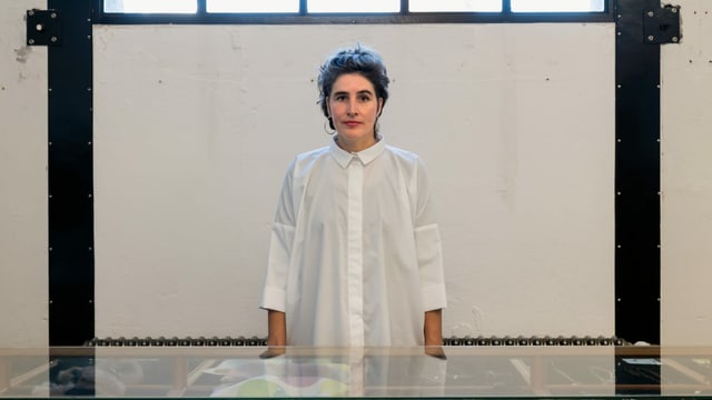 Sabine Portenier in einer weissen Bluse. Sabine Portenier in einer weissen Bluse.