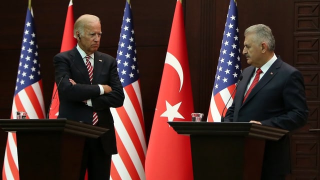 Biden und der türkische Premier Yildrim stehen sich am Rednerpult gegenüber, dahinter US- und türkische Flaggen. Biden und der türkische Premier Yildrim stehen sich am Rednerpult gegenüber, dahinter US- und türkische Flaggen.