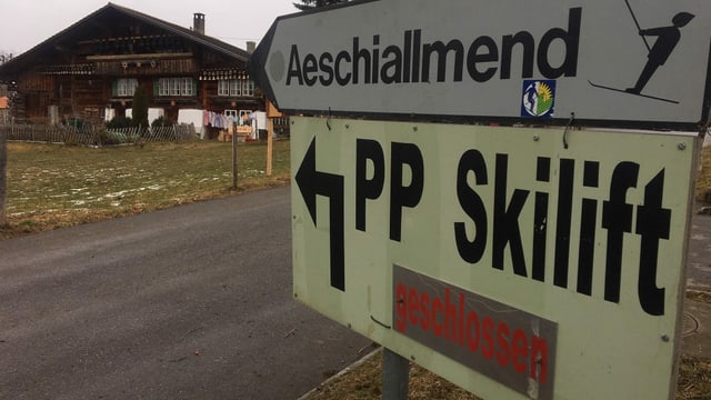 Schild Skilift geschlossen Schild Skilift geschlossen