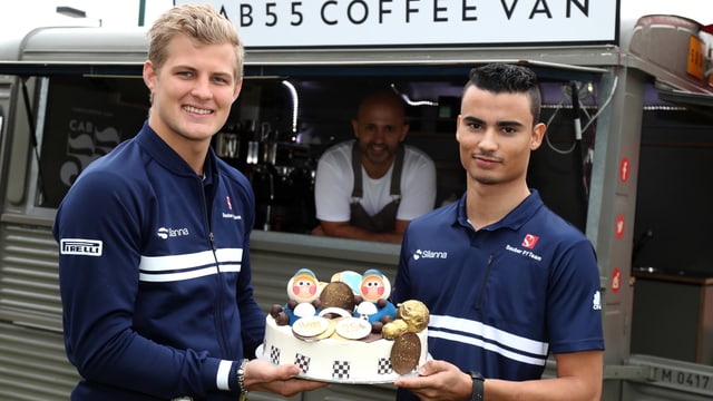 Zum 25. Jubiläum von Sauber hat das Fahrerduo Ericsson/Wehrlein einen Kuchen in Empfang genommen. Zum 25. Jubiläum von Sauber hat das Fahrerduo Ericsson/Wehrlein einen Kuchen in Empfang genommen.