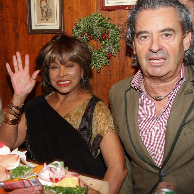 Tina Turner winkend mit Gatte Erwin Bach. Beide sitzend. Tina Turner winkend mit Gatte Erwin Bach. Beide sitzend.