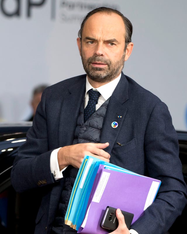 Ein Mann in Anzug und Schnellheftern unter dem Arm Ein Mann in Anzug und Schnellheftern unter dem Arm