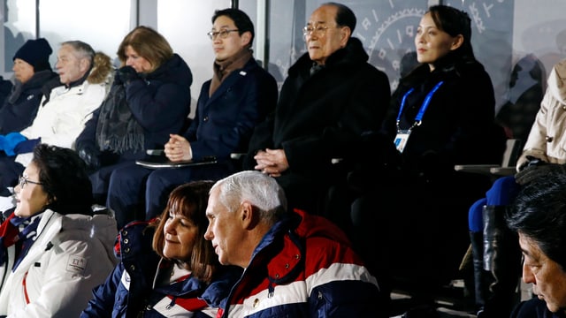 In vorderer Sitzreihe Mike Pence, gleich dahinter Kim Jong Uns Schwester In vorderer Sitzreihe Mike Pence, gleich dahinter Kim Jong Uns Schwester