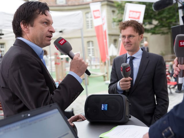 Zwei Personen mit Mikrofon.