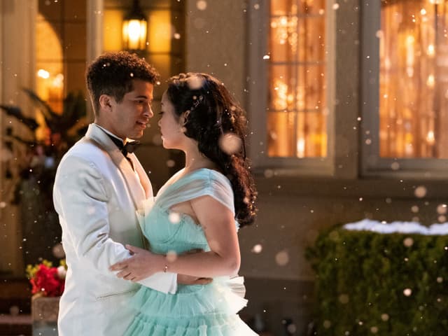 Huch, das ist aber nicht Peter, der da mit Lara Jean tanzt! Ihr neuer Verehrer heisst John Ambrose (Jordan Fisher). Huch, das ist aber nicht Peter, der da mit Lara Jean tanzt! Ihr neuer Verehrer heisst John Ambrose (Jordan Fisher).