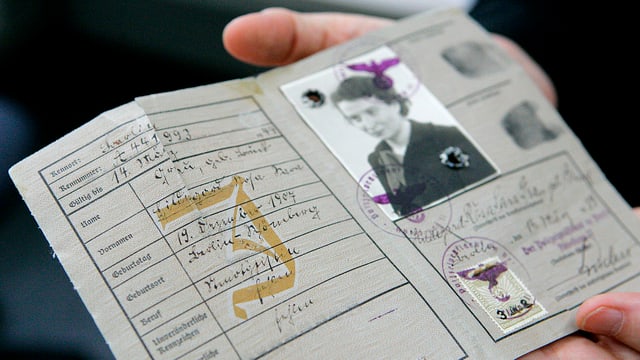 Ausweis mit J-Stempel Ausweis mit J-Stempel