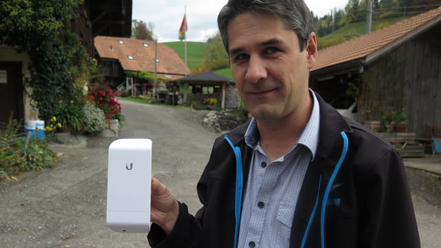 Mann mit kleiner Plastikantenne in der Hand. Mann mit kleiner Plastikantenne in der Hand.