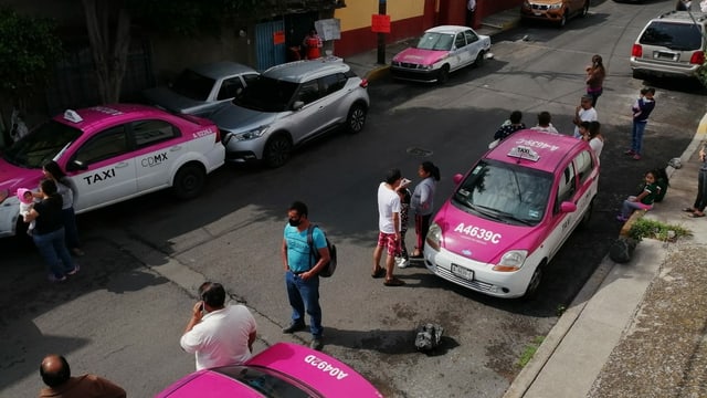 Leute verlassen ihre Häuser in Oaxaca Leute verlassen ihre Häuser in Oaxaca