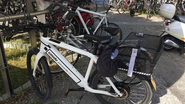 E-Bike und andere Velos im Veloständer E-Bike und andere Velos im Veloständer