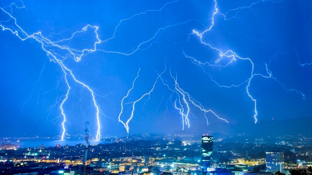 Nachthimmel mit Blitrzen über Stadt Nachthimmel mit Blitrzen über Stadt